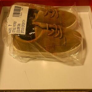 Osh Kosh Bgosh  Size 7 putney style Toddler shoe